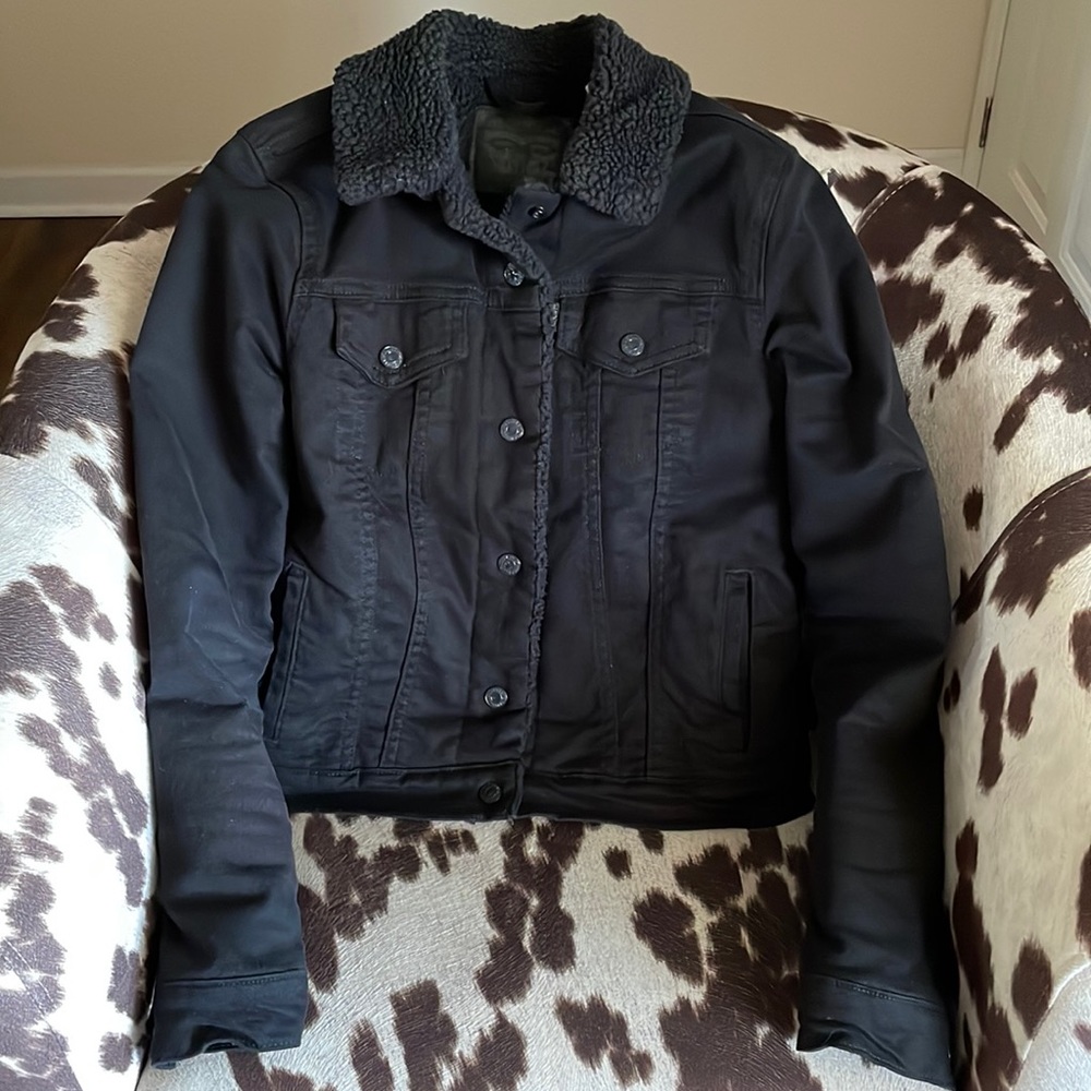 Levi Trucker Jacket in women’s small Black Sherpa lined Black Denim.